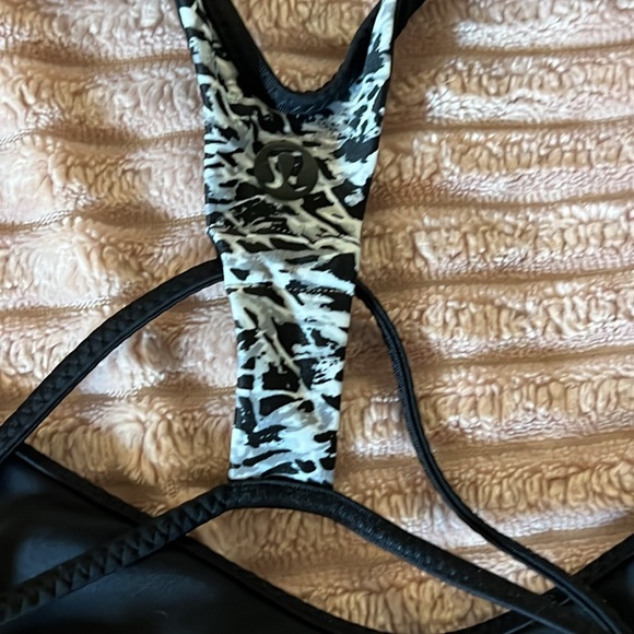 Lululemon Surf To Sand Sport Top Mini Ripple White Seal Grey / Black in EUC. - Picture 11 of 12